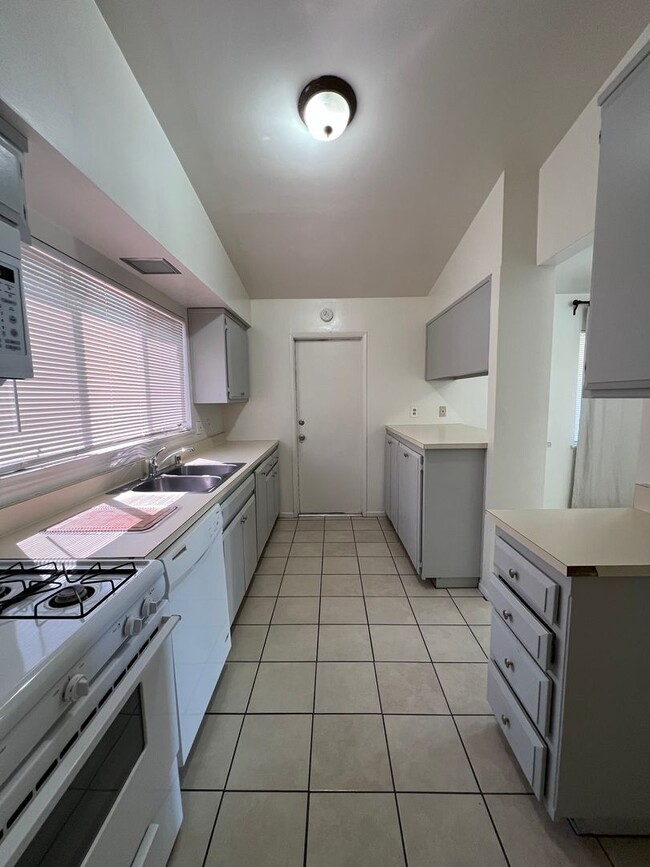 Building Photo - (APPLICATION PENDING) West Lancaster Home