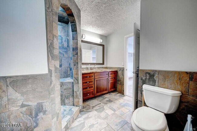 Building Photo - 350 Greenwood Cir