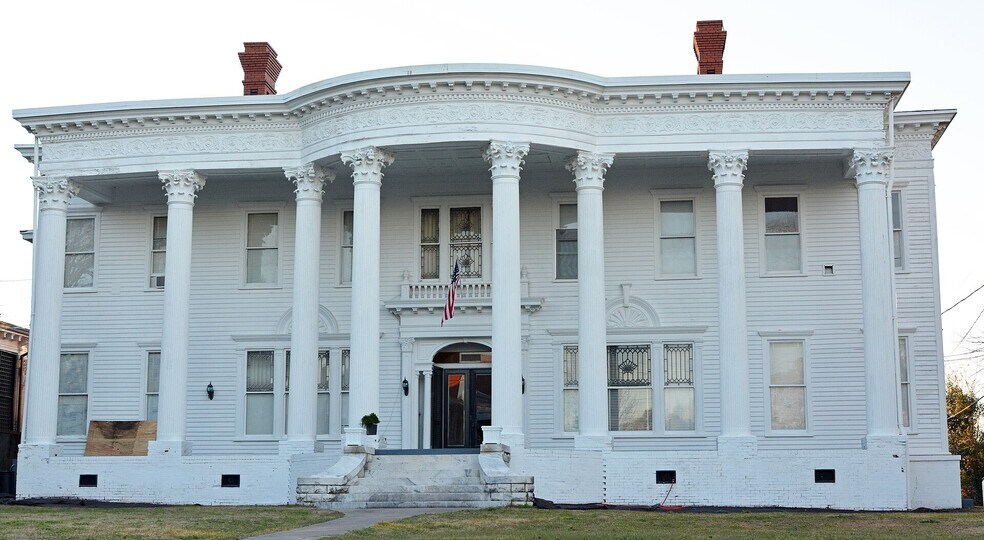 Building Photo - 233 College St