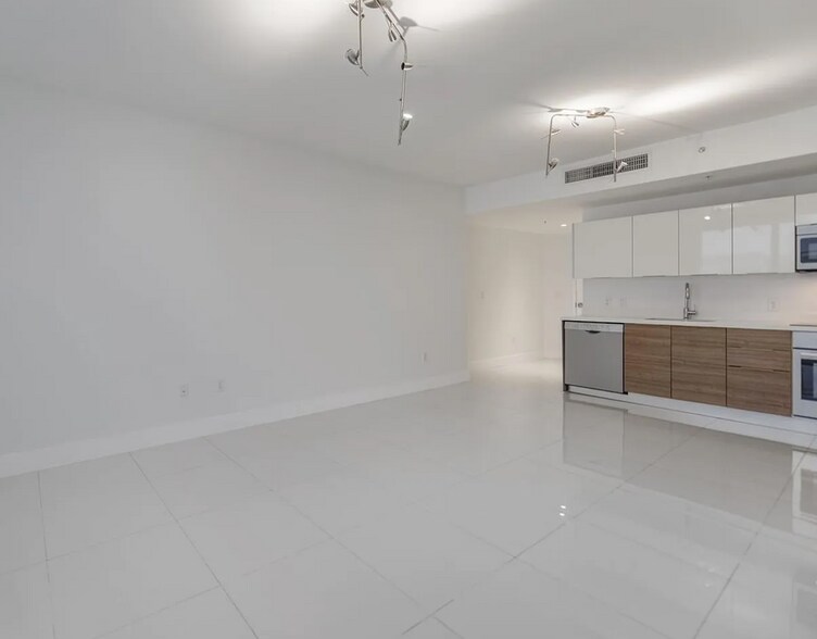 Building Photo - 1010 SW 2nd Ave