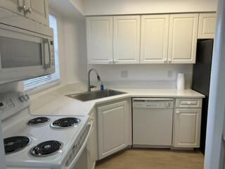 Building Photo - 18081 SE Country Club Dr