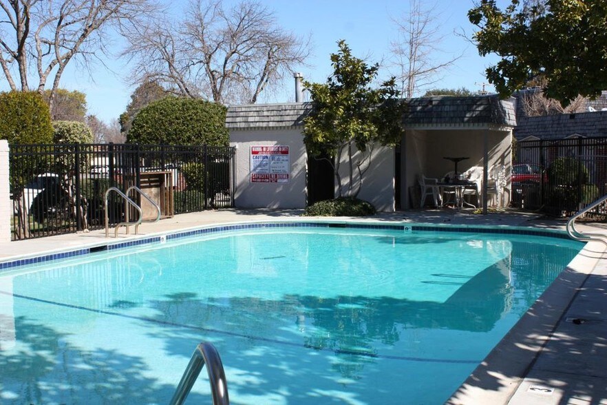 Building Photo - 977 Mangrove Ave