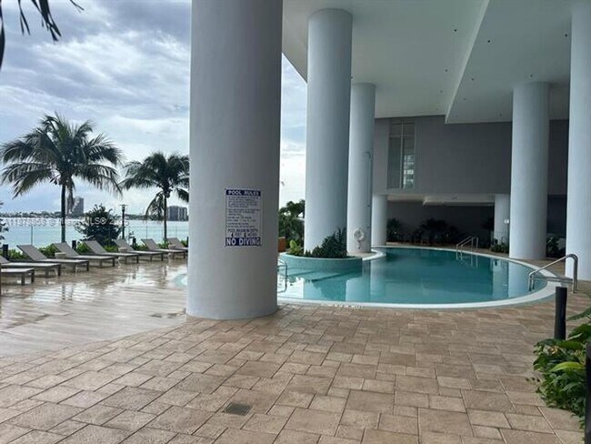 Building Photo - 700 NE 24th St