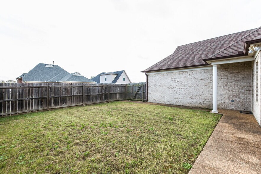 Building Photo - 5774 Bedford Loop E