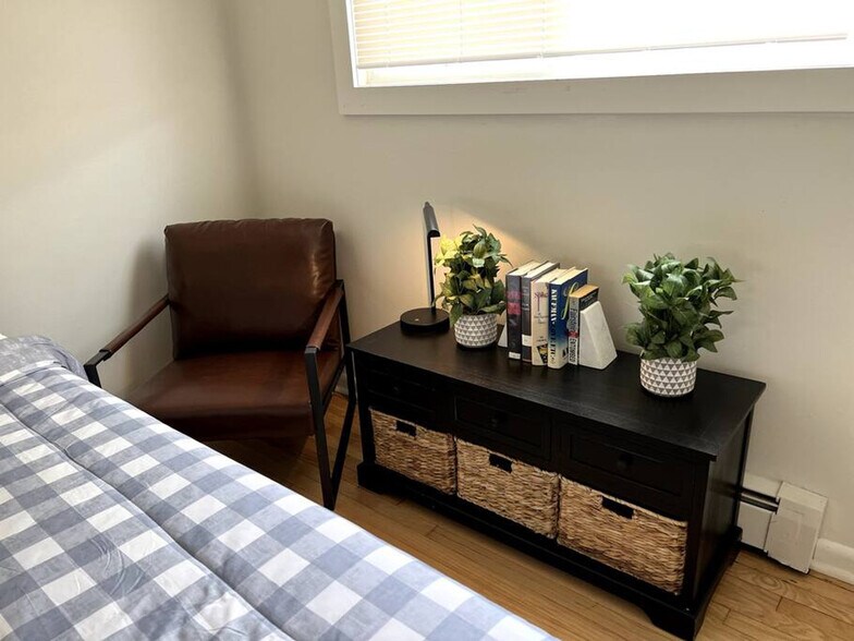 Building Photo - 517 E Division St