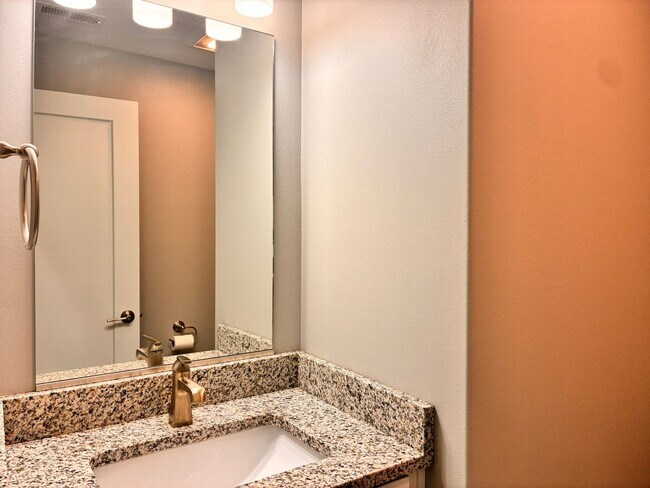 Building Photo - 3BR 2.5ba Townhome in Waukee