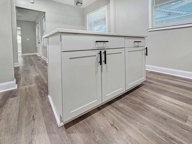 Building Photo - Beautifully Renovated 4 Bedroom Home in th...