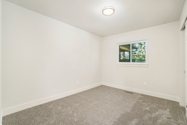 Building Photo - 100 Sunflower Dr