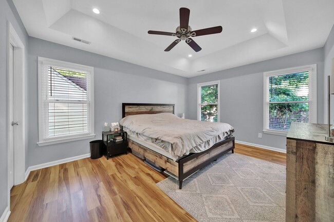 Building Photo - Spacious 4 Bed 2.5 bath Home in Davis Lake...