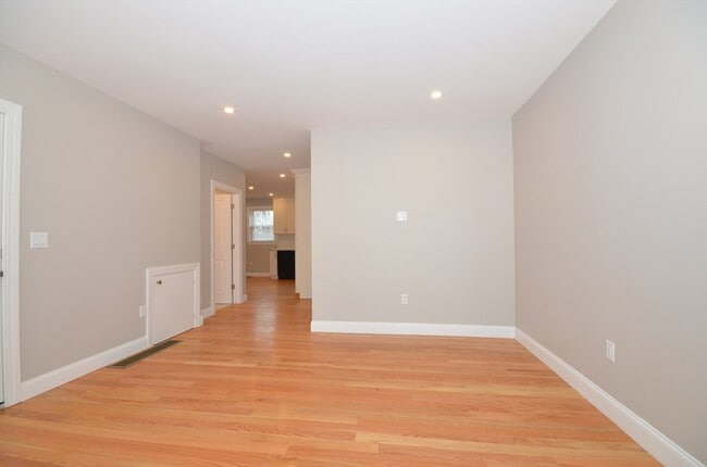 Building Photo - 18 Eaton Ave