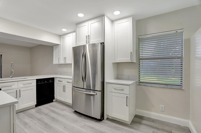 Building Photo - 9775 Riverside Dr