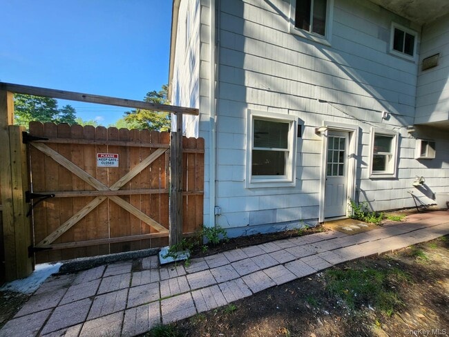 Building Photo - 24 Tennyson Dr