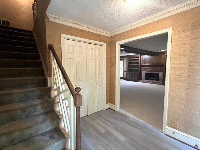 Building Photo - 136 River Knoll