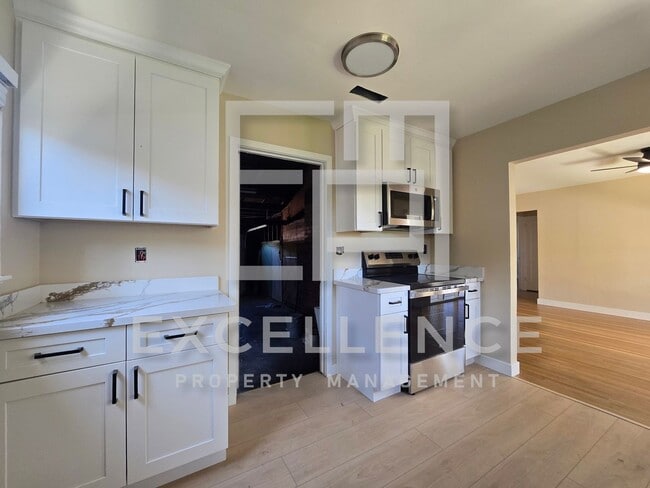 Building Photo - Freshly Updated, New Kitchen, Refinished R...