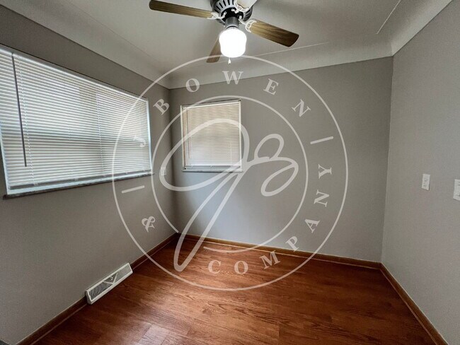 Building Photo - West Toledo 3-Bedroom Gem on Kingsbury Avenue - Cozy Comfort in Toledo!" Available December 10