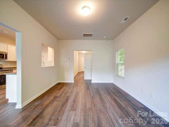 Building Photo - 916 S Battleground Ave