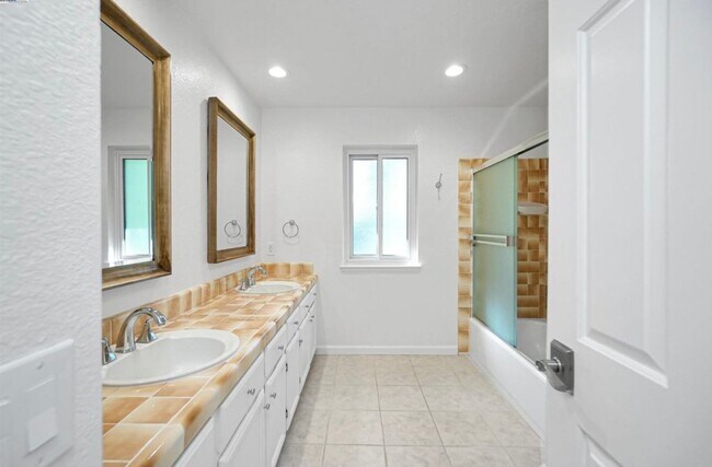 Building Photo - San Ramon 4 Bd / 2.5 Ba Semi Custom Home l...