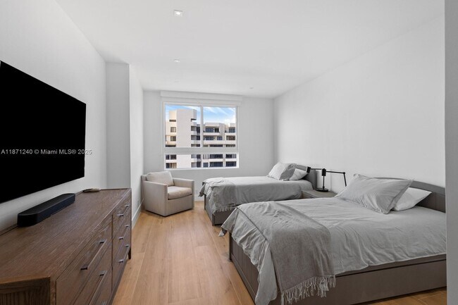 Building Photo - 251 Crandon Blvd