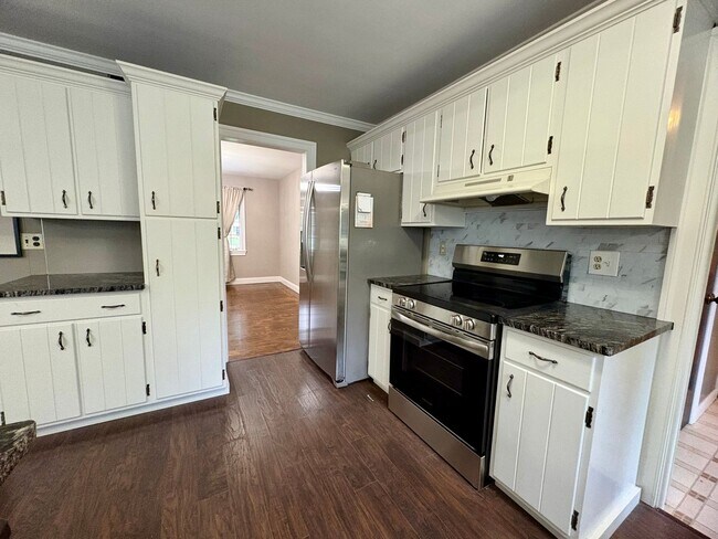 Building Photo - 4 Bedroom Single Family Home Available in ...