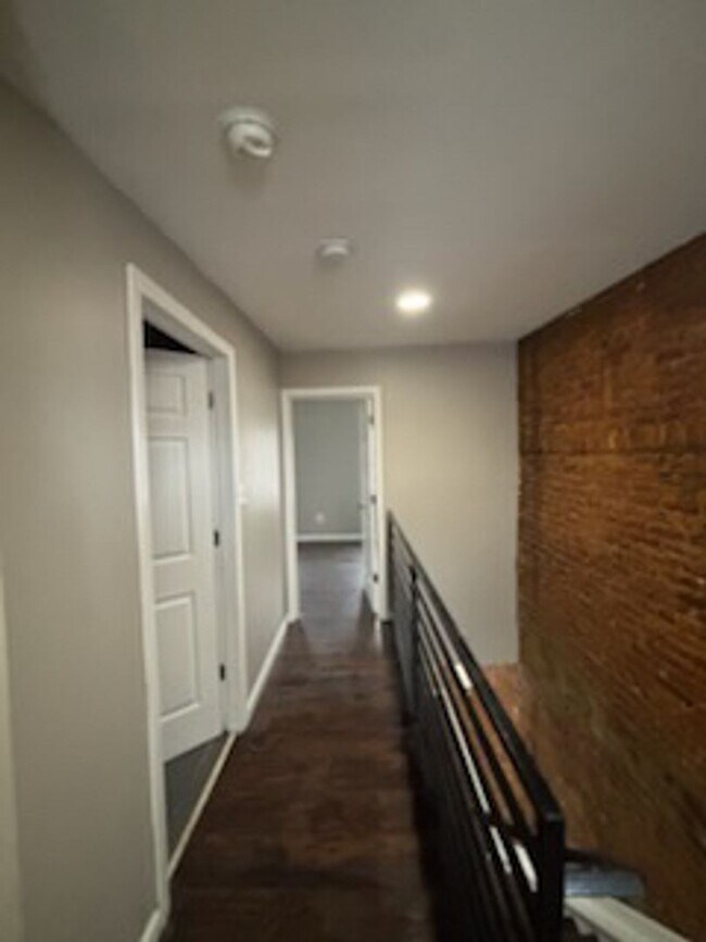 Building Photo - 24 E Silver St