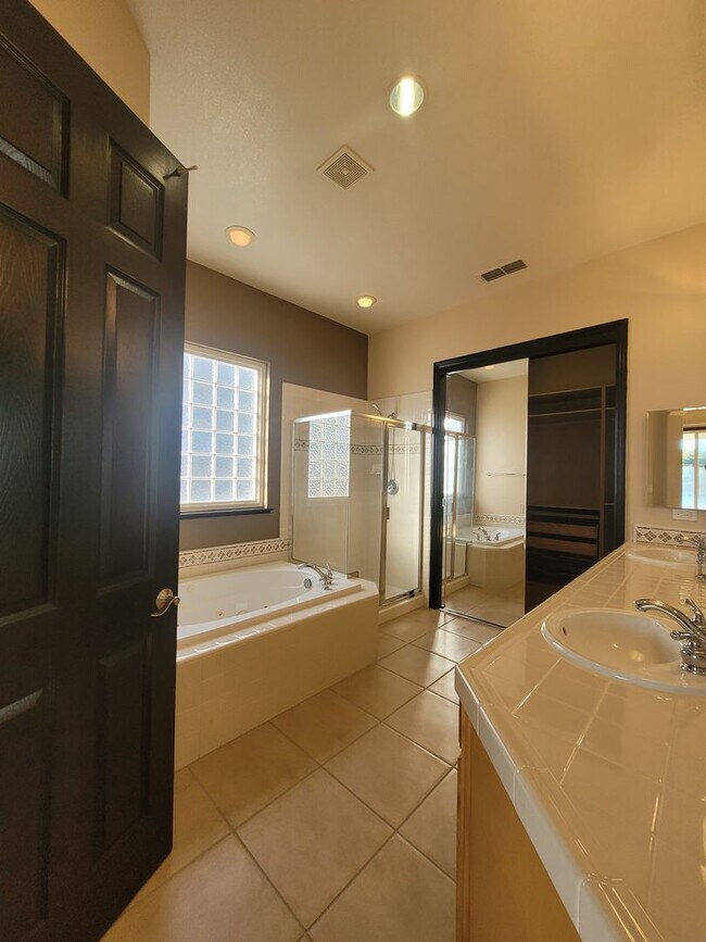 Building Photo - Lake front home in Westlake in Natomas, gated community