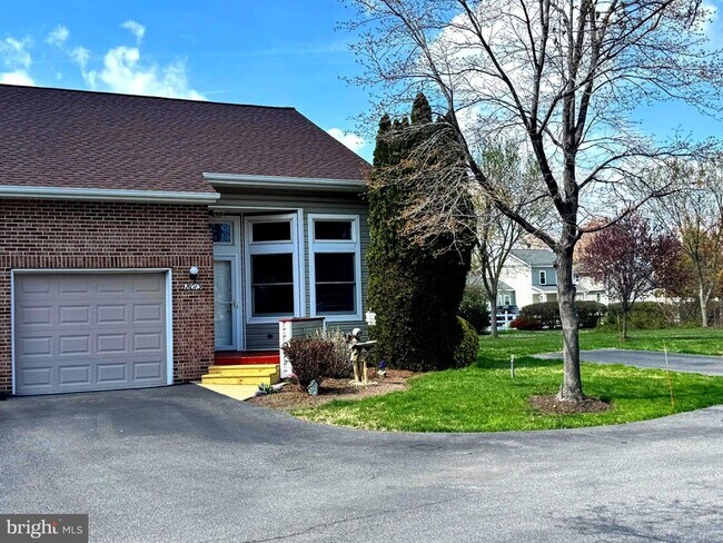 Building Photo - 8013 Bridgepointe Dr