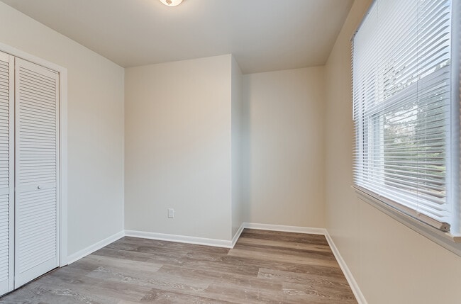 Building Photo - 2414 Emlong St