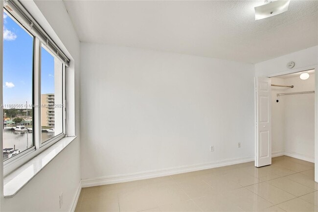 Building Photo - 2415 NW 16th St Rd