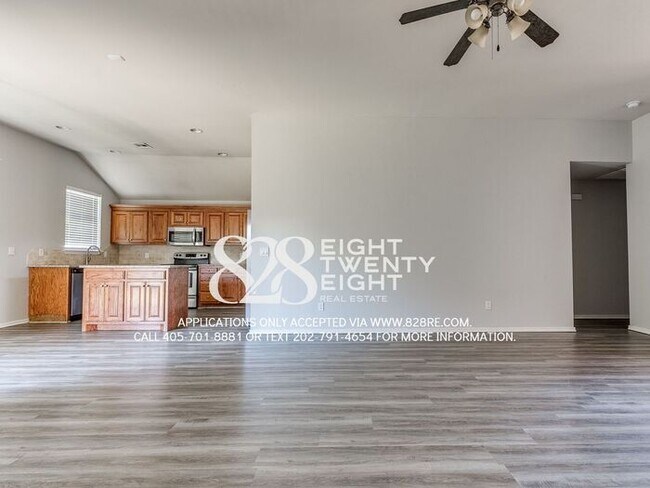 Building Photo - Lovely 3 Bed/2 Bath/2 Car Garage Single Fa...