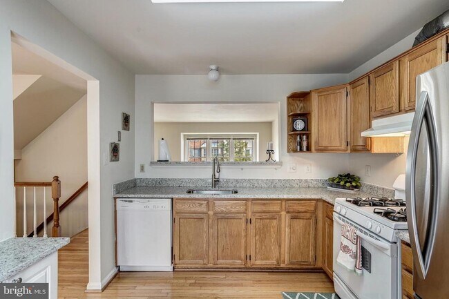 Building Photo - 5518 Sully Lake Dr