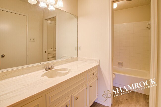 Building Photo - Duplex in Midway ISD!