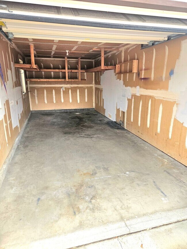 Building Photo - Charming townhome centrally located with great access to the Greenbelt and BSU!