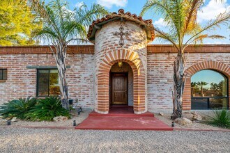 Building Photo - El Conquistador Estates