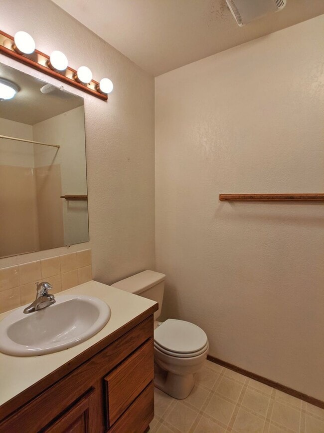 Building Photo - 2 Bed/2 Bath Spaulding Beach Condo