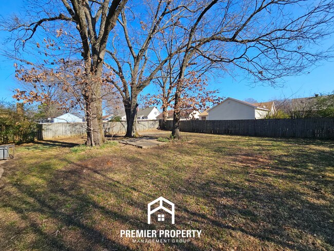 Building Photo - Spacious 3BR Memphis Home with Vaulted Ceilings, Fireplace & Fenced Backyard