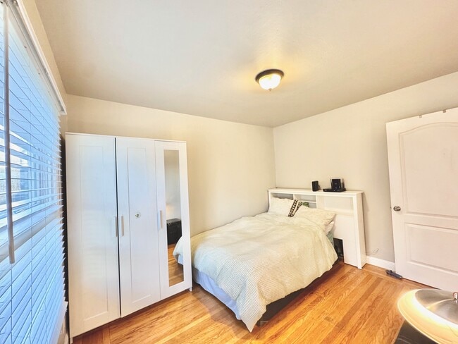 Building Photo - 2536 W Ave 130th