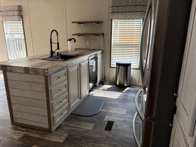 Building Photo - 208 Daily Rd