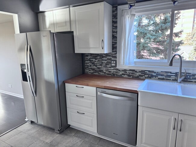 Building Photo - 121 S Vail Ave