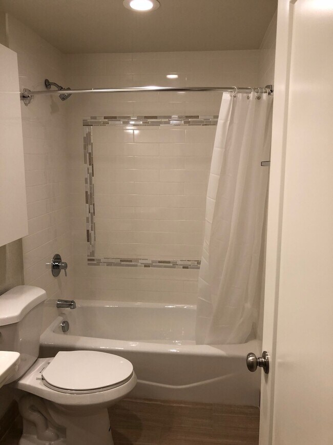 Building Photo - Like New Modern 2BD First Floor New Hardwo...