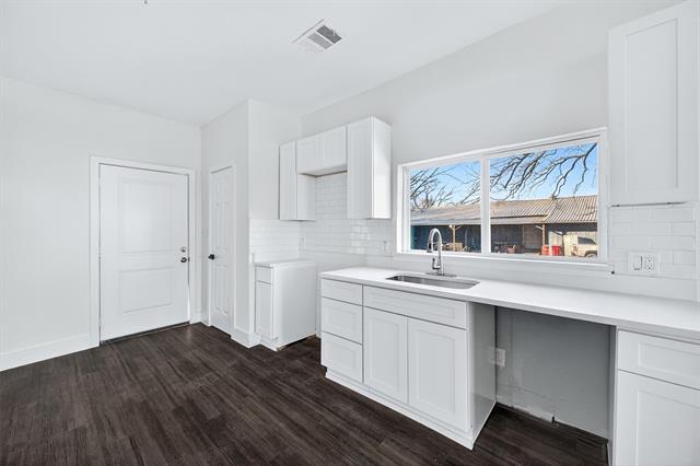 Building Photo - 710 E Lamar St