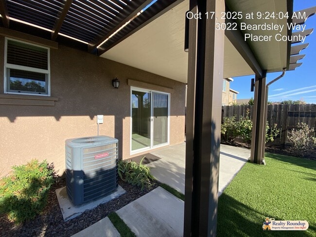 Building Photo - Pristinely Maintained Roseville Home with ...