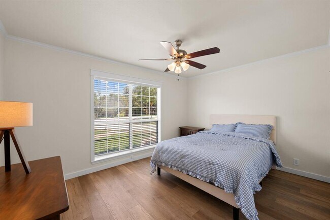Building Photo - 303 Lakeway Dr