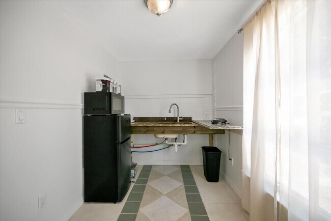 Building Photo - 4408 E Riverside Dr