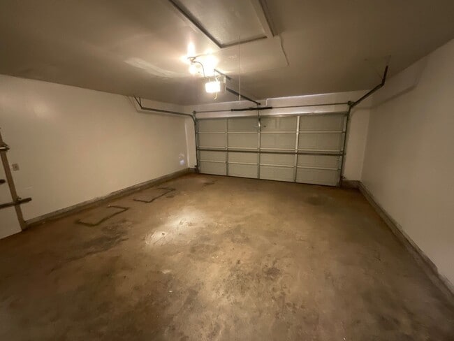 Building Photo - 3 Bed. 2 Bath, 2 Car Garage