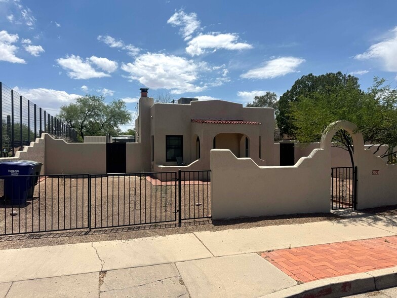 Front of House/Parking - 2028 E 2nd St