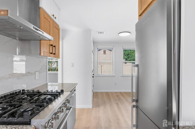 Building Photo - 250 Brookside Ave