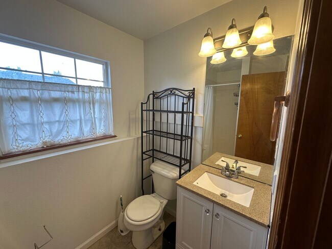 Building Photo - 3 Bed 2 Bath Home Minutes From Fort Carson...