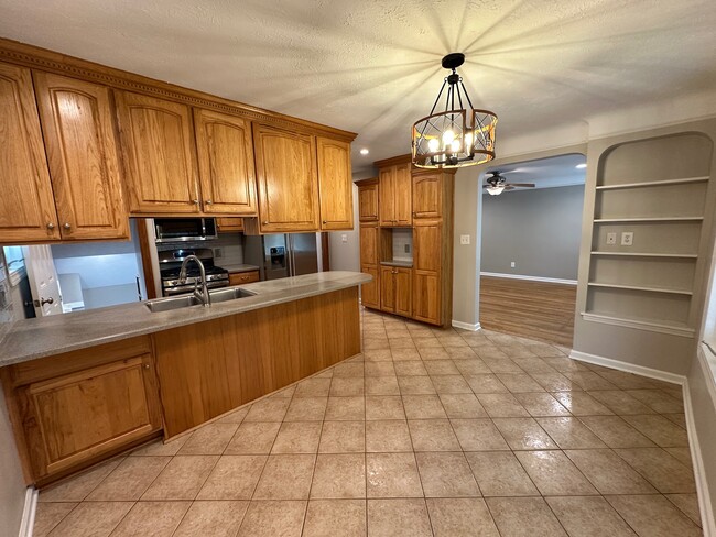 Building Photo - 5990 Edgehill Dr