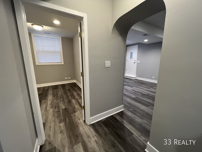 Building Photo - GROUND LEVEL 3 Bed 2.5 Bath / Oak Park / L...