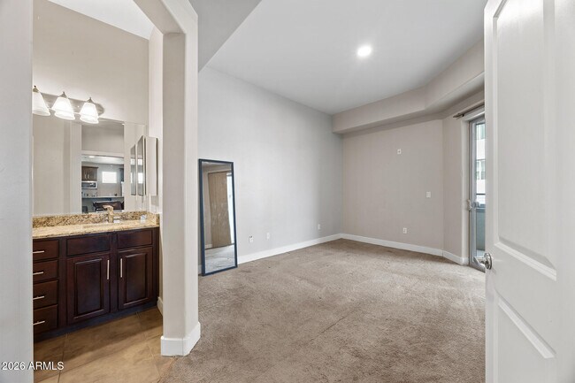 Building Photo - 945 E Playa Del Norte Dr